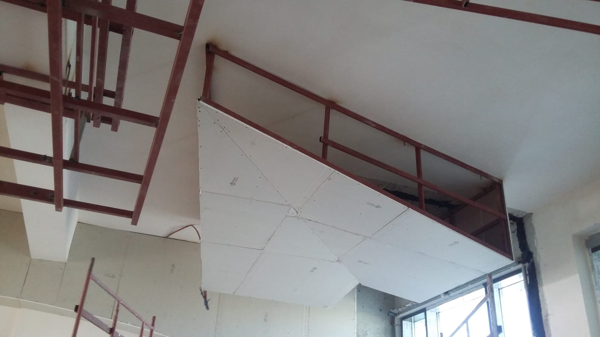 Alçıpan bölme duvar uygulaması yapan usta ekibi